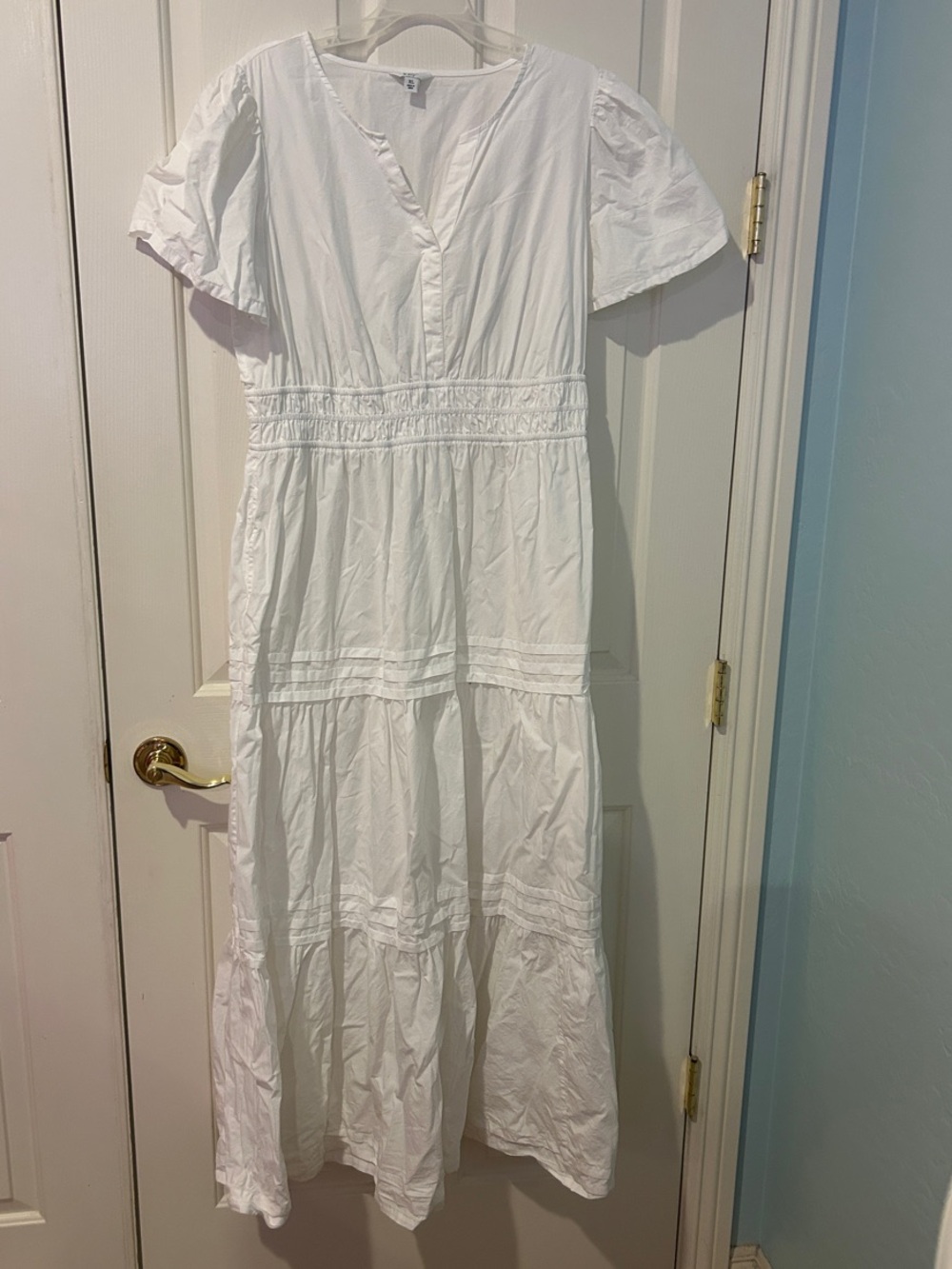 crown & ivy White Tiered V-Neck Maxi Dress with Short Sleeves